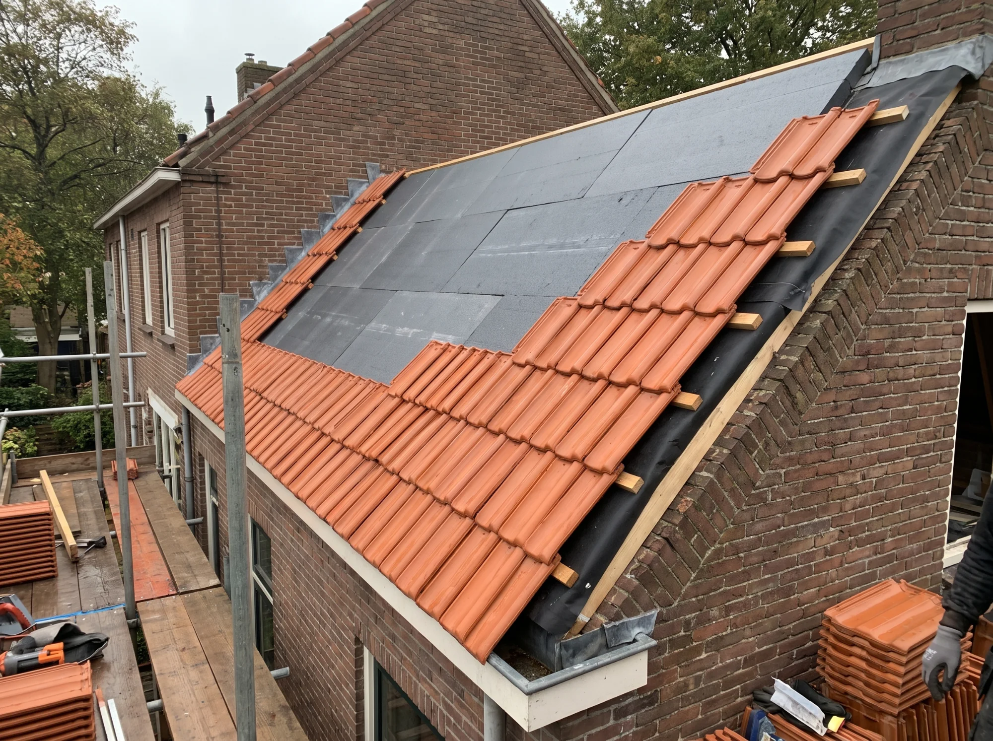 Dakisolatie aangebracht op grachtenpand in Haarlem